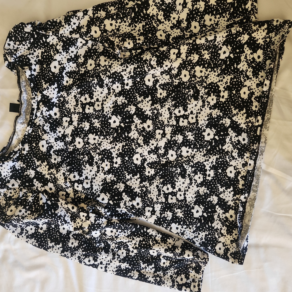 Ann Taylor Black and White Floral Blouse
